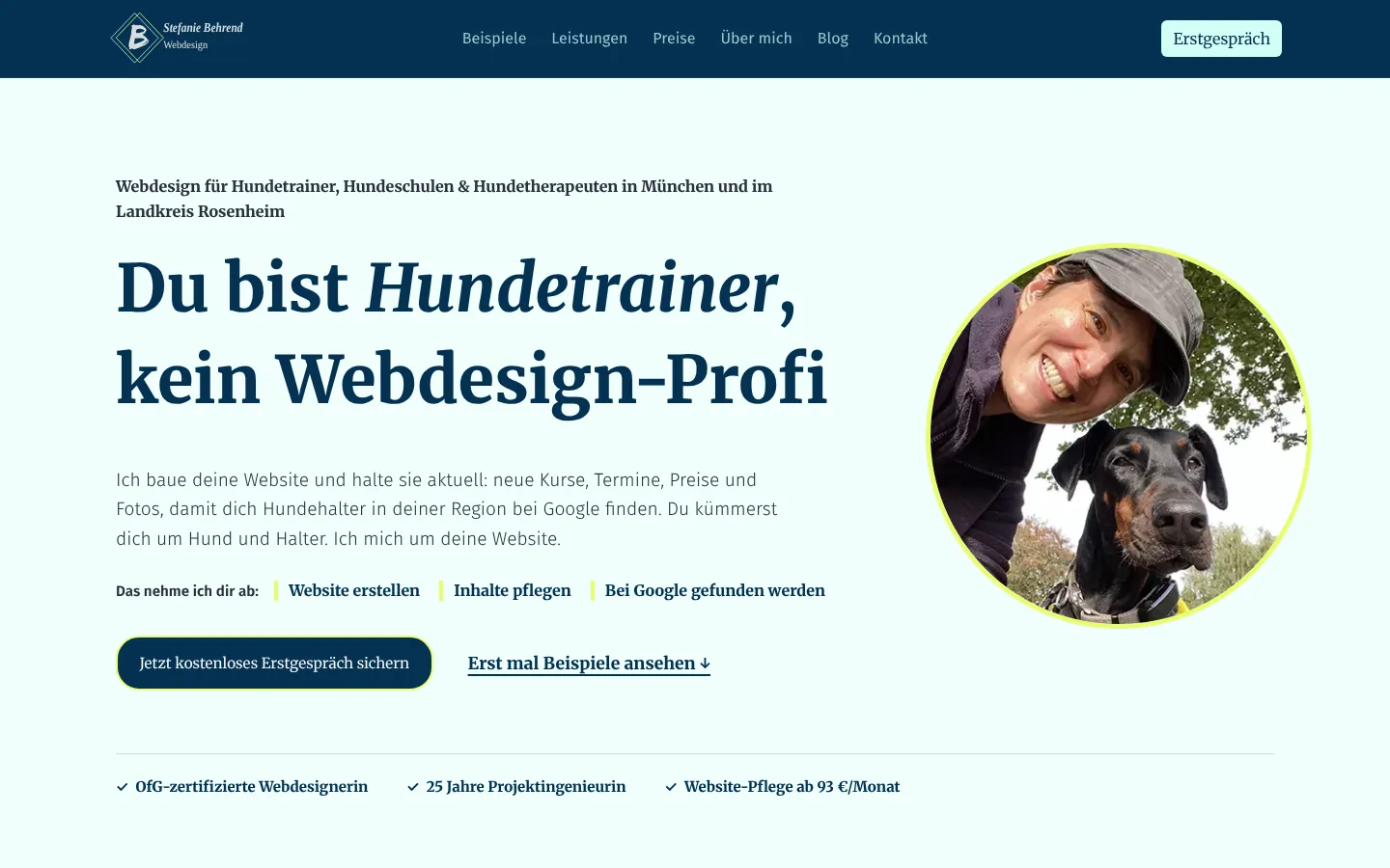 Startseite von designbybehrend.de auf dem Desktop: Überschrift „Du bist Hundetrainer, kein Webdesign-Profi“, daneben ein rundes Foto von Stefanie Behrend mit Hund.