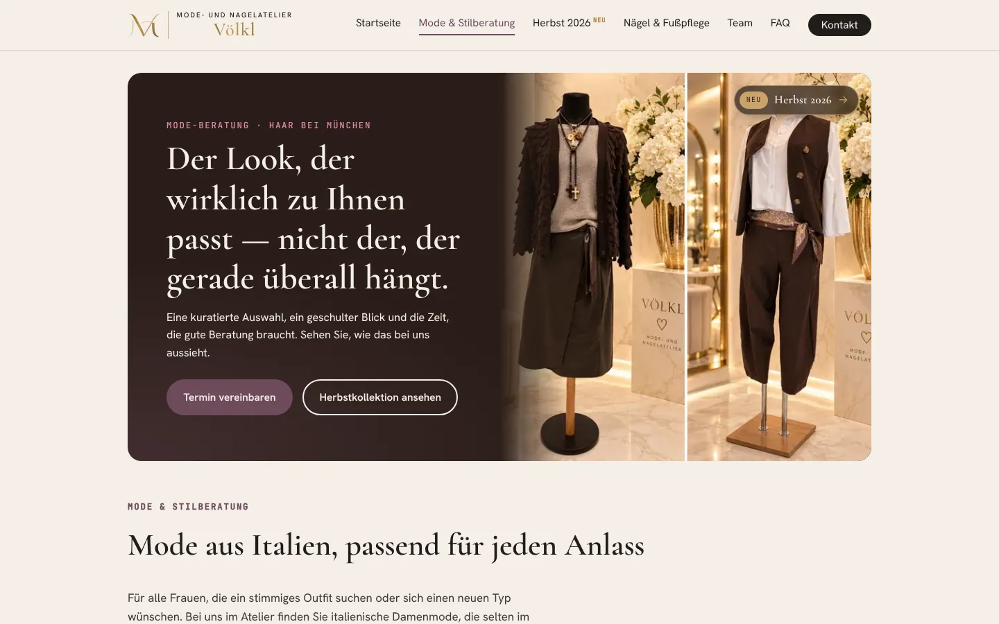 Seite „Mode & Stilberatung“ auf dem Desktop: dunkle Hero-Karte mit der Überschrift „Der Look, der wirklich zu Ihnen passt“, rechts zwei Outfits auf Schneiderpuppen im Atelier.