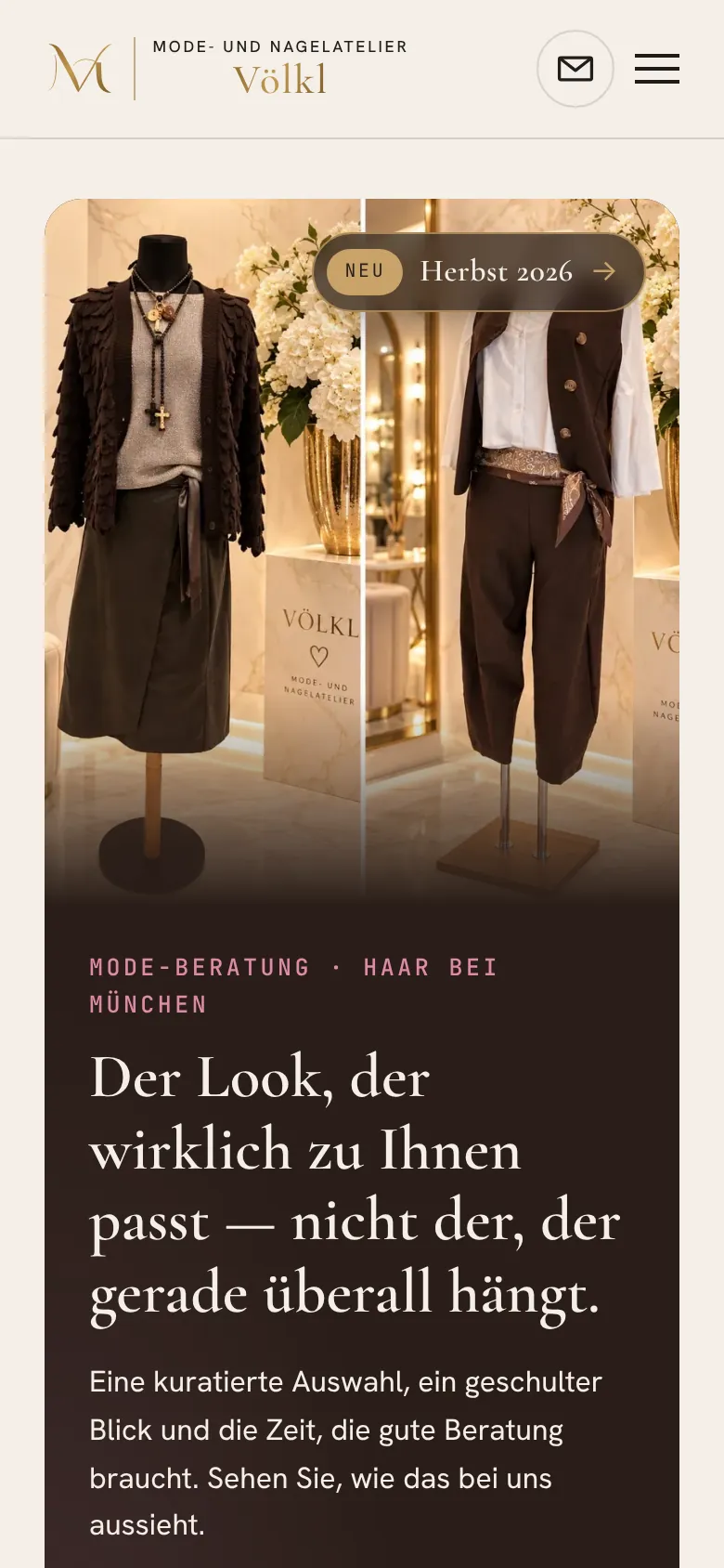 Seite „Mode & Stilberatung“ auf dem Smartphone mit Outfit-Foto, Überschrift und Einleitungstext.