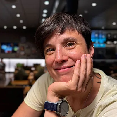 Stefanie Behrend, Webdesignerin, lächelnd mit aufgestütztem Kinn